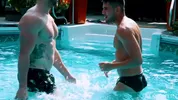 Après midi piscine — Alex Montenegro , Kit Cohen