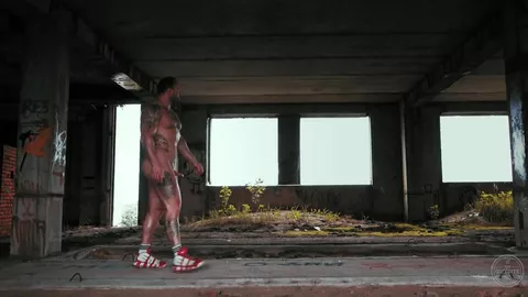 Bodybuilder Russe tout NU