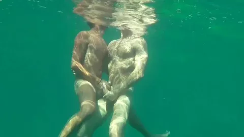 Caméra espion sur une plage naturiste