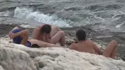 Caméra espion sur une plage naturiste