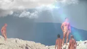 Caméra espion sur une plage naturiste