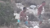 Caméra espion sur une plage naturiste