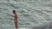 Caméra espion sur une plage naturiste
