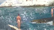 Caméra espion sur une plage naturiste