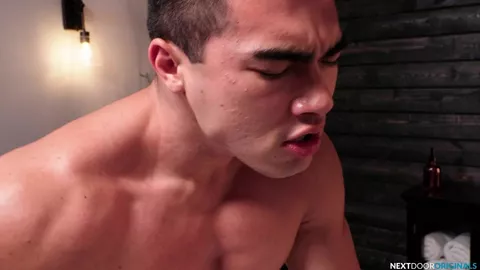 Jeune masseur enculé par son client musclé — Axel Kane & Hoss Kado