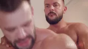 Questo passivo è una montagna di muscoli — Sir Peter & Sean Austin