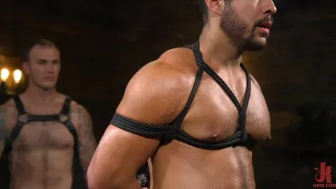 Sub musculoso Seth Santoro sofre por Christian Wilde