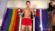 Eccitato dal suo compagno di palestra