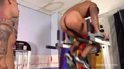 Eccitato dal suo compagno di palestra