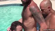 Trio hard dans la piscine — Bone Flexx, Sailor Blue & Aiden Storm (bareback)