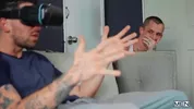 El compi enganchado al casco VR para ver porno — Theo Brady & Chris Damned