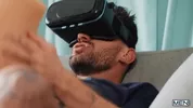 El compi enganchado al casco VR para ver porno — Theo Brady & Chris Damned
