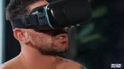 El compi enganchado al casco VR para ver porno — Theo Brady & Chris Damned