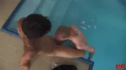 Tristan Fills scopa Jayden in piscina