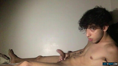 Twink masturbándose