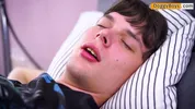 Aprovecha la polla grande de su amigo dormido – Zachari Wilks & Karol Gajda