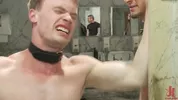 GangBang Hard : Ethan Hunter se fait tourné dans les toilettes