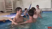 Doccia di sperma alla piscina comunale — Anthony Forman, Ari Chockett & Kai Summers