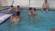 Doccia di sperma alla piscina comunale — Anthony Forman, Ari Chockett & Kai Summers