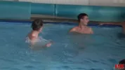 Doccia di sperma alla piscina comunale — Anthony Forman, Ari Chockett & Kai Summers