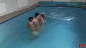Doccia di sperma alla piscina comunale — Anthony Forman, Ari Chockett & Kai Summers