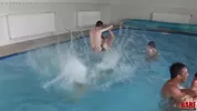 Doccia di sperma alla piscina comunale — Anthony Forman, Ari Chockett & Kai Summers