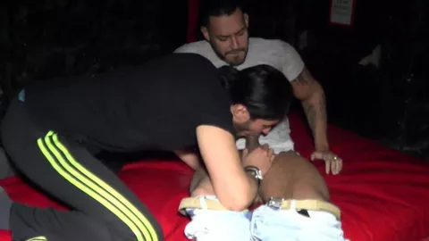 Ohne Gummi von Viktor Rom beim Cruisen in Paris durchgenommen