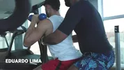 Sein Personal Trainer cremt ihm das Gesicht ein — Eduardo Lima & Lucas PocFit