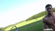 Photographe branle un modèle en voiture