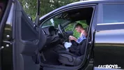 Photographe branle un modèle en voiture