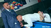 Warum Billard mit einer Kugel, wenn man zu dritt spielen kann?