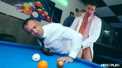 Warum Billard mit einer Kugel, wenn man zu dritt spielen kann?