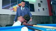 Warum Billard mit einer Kugel, wenn man zu dritt spielen kann?