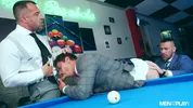 Warum Billard mit einer Kugel, wenn man zu dritt spielen kann?