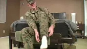 Militaire masturbé avec un fleshlight