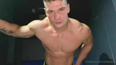 Malik Delgaty fait un strip tease