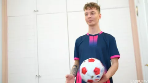 Jeune footeux mignon se branle aux vestiaires - Christian Hermes