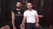 Alpha Wolfe dilata el culo del pup Riley Landon