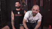 Alpha Wolfe dilata el culo del pup Riley Landon
