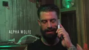 Alpha Wolfe dilata el culo del pup Riley Landon