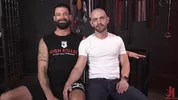 Alpha Wolfe dilata el culo del pup Riley Landon