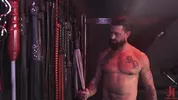 Alpha Wolfe dilata el culo del pup Riley Landon