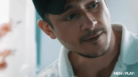 Agent de sécurité suce le boss endormi — Rocky Vallarta & Trent King