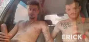 Paja entre colegas en el coche