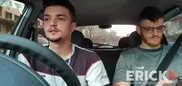 Paja entre colegas en el coche