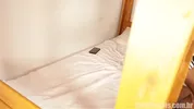 Les colocs partagent le même lit
