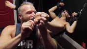 Brian Bonds devora el culo de Daniel Haussers en un sling