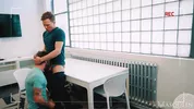 Er bestellt einen Escort ins Büro — Ethan Chase & James Fox