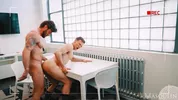 Er bestellt einen Escort ins Büro — Ethan Chase & James Fox