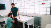Er bestellt einen Escort ins Büro — Ethan Chase & James Fox